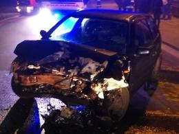 Czołowe zderzenie volkswagena i chevroleta