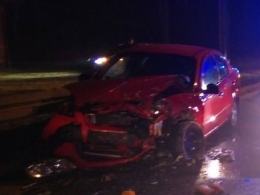 Czołowe zderzenie volkswagena i chevroleta