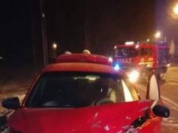 Czołowe zderzenie volkswagena i chevroleta