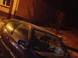 Czołowe zderzenie volkswagena i chevroleta