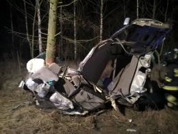 Volkswagen uderzył w drzewo. 18-latek w szpitalu.