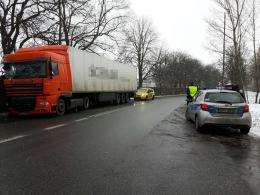 Zderzenie na ul. Rejtana. Ciężarówka uderzyła w betonowy mur.