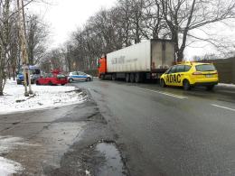 Zderzenie na ul. Rejtana. Ciężarówka uderzyła w betonowy mur.