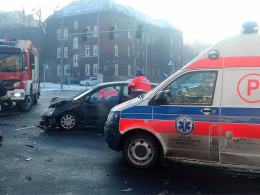 Wypadek na skrzyżowaniu ul. Ozimskiej i Plebiscytowej. Ranna kobieta w szpitalu.