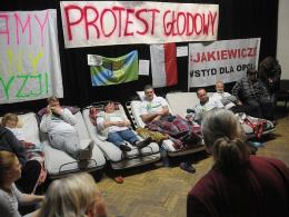 Lider KOD odwiedził głodujących w Dobrzeniu Wielkim