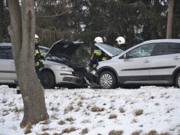 Czołowe zderzenie w Popielowie. Cztery osoby w szpitalu.
