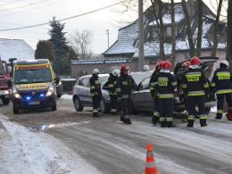 Czołowe zderzenie w Popielowie. Cztery osoby w szpitalu.