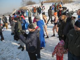 Kąpiel w przeręblu to ogromna frajda - przekonują opolskie morsy