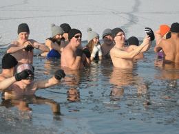 Kąpiel w przeręblu to ogromna frajda - przekonują opolskie morsy
