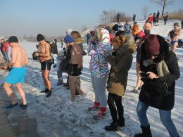 Kąpiel w przeręblu to ogromna frajda - przekonują opolskie morsy