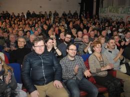 Sala GOK-u w Dobrzeniu Wielkim podczas ogłaszania końca głodówki pękała w szwach.