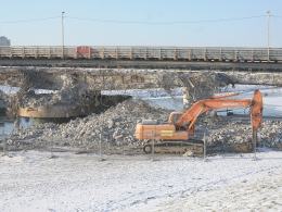 Stary most nad Kanałem Ulgi jest już prawie rozebrany