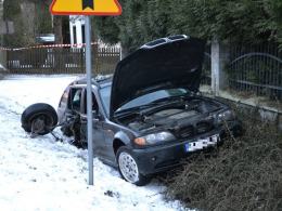 Pijana kierująca BMW wjechała w zaparkowany samochód