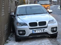 Pijana kierująca BMW wjechała w zaparkowany samochód