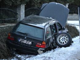 Pijana kierująca BMW wjechała w zaparkowany samochód