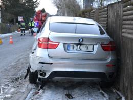 Pijana kierująca BMW wjechała w zaparkowany samochód