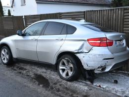 Pijana kierująca BMW wjechała w zaparkowany samochód