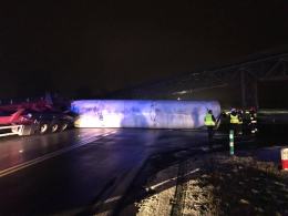 Samochód ciężarowy zahaczył o taśmociąg i zablokował trasę Opole-Krapkowice