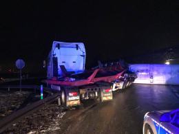 Samochód ciężarowy zahaczył o taśmociąg i zablokował trasę Opole-Krapkowice