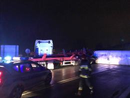 Samochód ciężarowy zahaczył o taśmociąg i zablokował trasę Opole-Krapkowice