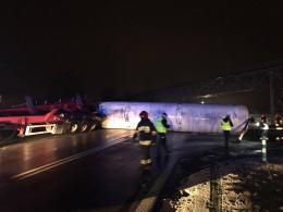 Samochód ciężarowy zahaczył o taśmociąg i zablokował trasę Opole-Krapkowice