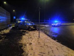 Mercedes dachował na obwodnicy Kędzierzyna-Koźla. Kierowca uciekł.