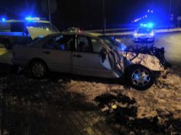 Mercedes dachował na obwodnicy Kędzierzyna-Koźla. Kierowca uciekł.