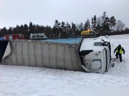 Ciężarówka przewróciła się na autostradzie A4