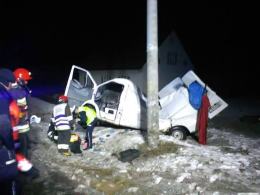Bus roztrzaskał się na słupie. Kierowca był pijany?