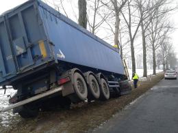 Ciężarówka uderzyła w drzewo, kierowca ciężko ranny