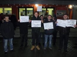 Lech Wałęsa honorowym obywatelem Namysłowa. Przed budynkiem protesty.