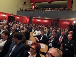 Lech Wałęsa honorowym obywatelem Namysłowa. Przed budynkiem protesty.