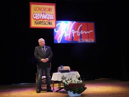 Lech Wałęsa honorowym obywatelem Namysłowa. Przed budynkiem protesty.
