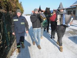 W Opolu-Winowie od rana trwa tradycyjne wodzenie niedźwiedzia