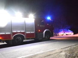 Kierowca fiata uderzył w bariery na moście