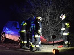 Kierowca fiata uderzył w bariery na moście