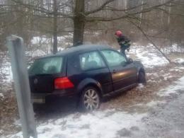 Wpadł w poślizg i uderzył w drzewo