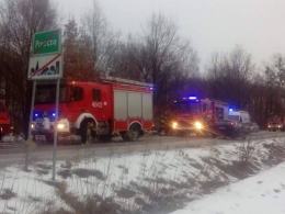 Wpadł w poślizg i uderzył w drzewo