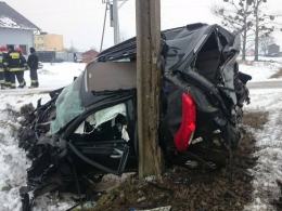O krok od tragedii. Wjechał autem wprost pod lokomotywę.