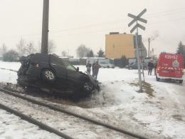 O krok od tragedii. Wjechał autem wprost pod lokomotywę.