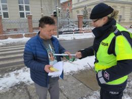Odblaski mogą uratować życie. Policjanci rozdawali je Opolanom.