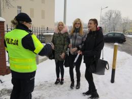 Odblaski mogą uratować życie. Policjanci rozdawali je Opolanom.