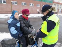 Odblaski mogą uratować życie. Policjanci rozdawali je Opolanom.