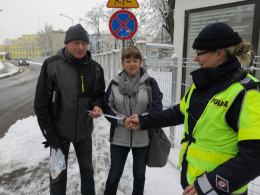 Odblaski mogą uratować życie. Policjanci rozdawali je Opolanom.