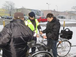Odblaski mogą uratować życie. Policjanci rozdawali je Opolanom.