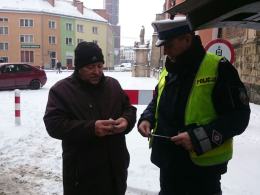Odblaski mogą uratować życie. Policjanci rozdawali je Opolanom.