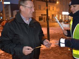 Odblaski mogą uratować życie. Policjanci rozdawali je Opolanom.
