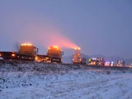 Laweta wioząca samochód wypadła z autostrady