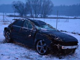 Laweta wioząca samochód wypadła z autostrady