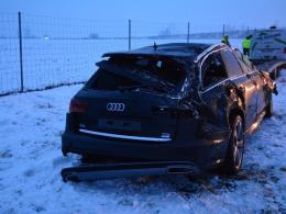 Laweta wioząca samochód wypadła z autostrady